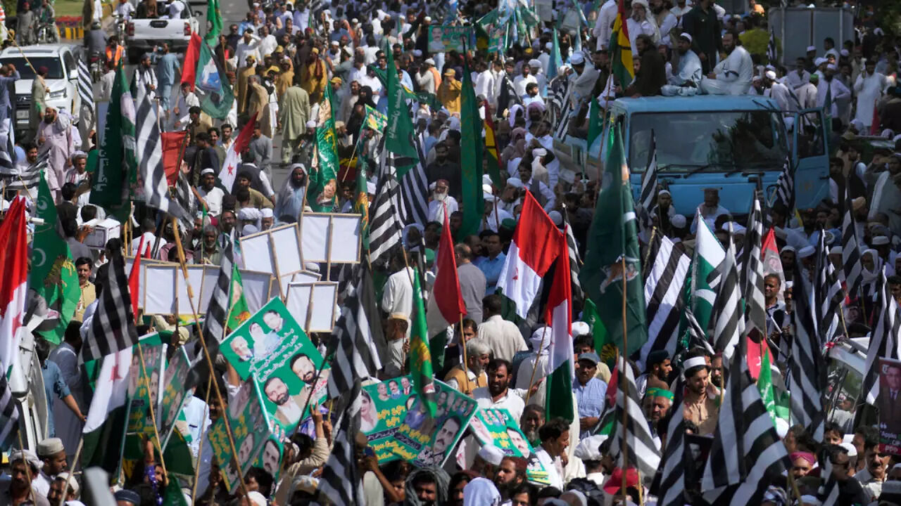 Imran Khan's Arrest: Now, Pro-Government Mob Holds Giant Rally in ...