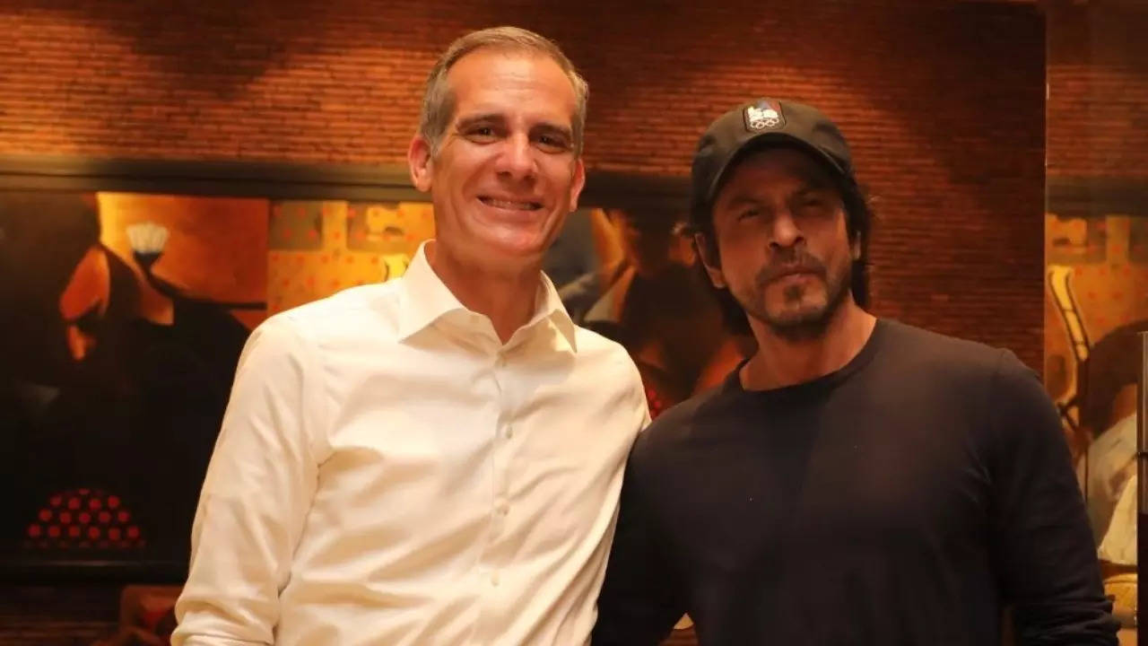 Shah Rukh Khan Warmly Hosts US Ambassador Eric Garcetti At Mannat