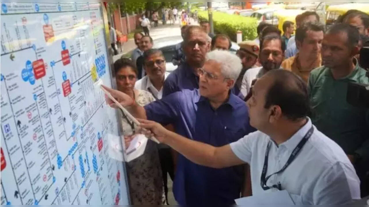 1Delhi transport minister, Kailash Gahlot, inaugurated navigation map at ITO bus queue shelter. (Kailash Gahlot/Twitter)