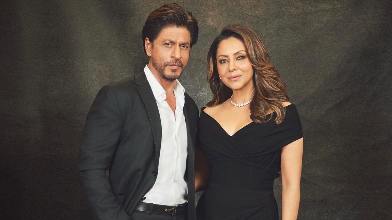 gauri: Shah Rukh Khan turns cheerleader for wife Gauri at the launch of her  coffee table book 'My Life in Design' - The Economic Times