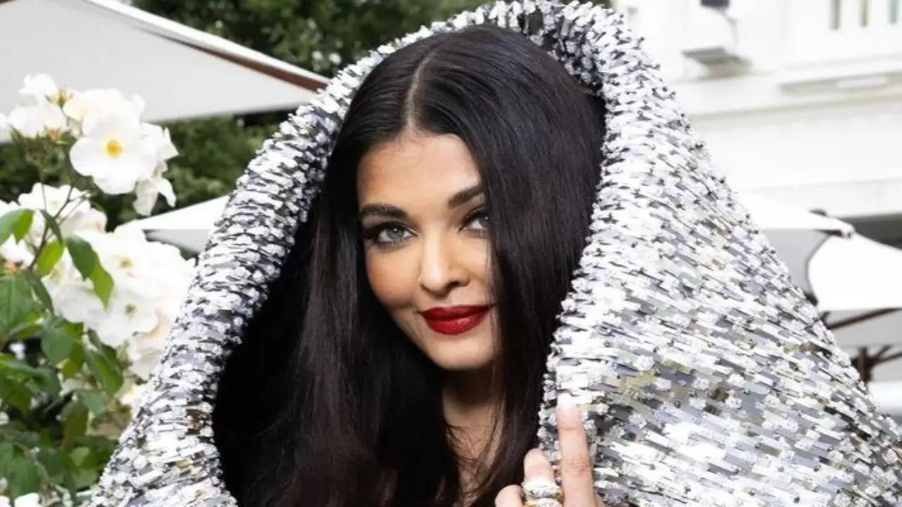 Aishwarya Rai Bachchan gets brutally trolled while going to Cannes 2023  with Aaradhya: 'Ye maa beti 