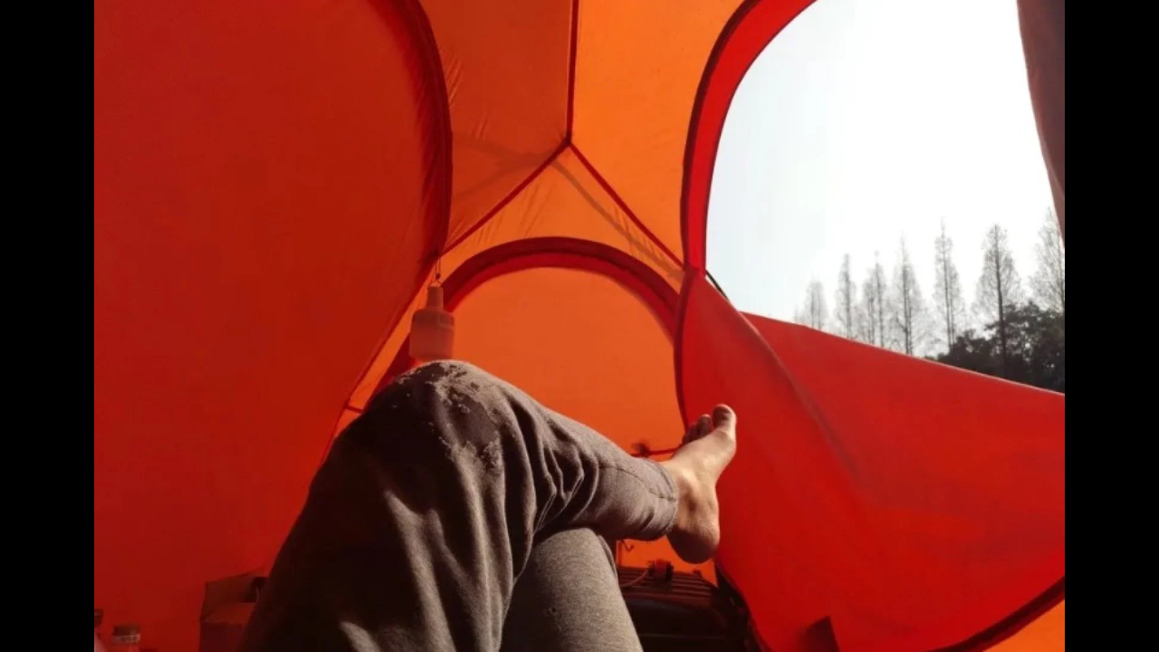 Seorang laki-laki berusia 29 tahun berhenti dari pekerjaannya dan tinggal di tenda karena ingin bersantai dan tidak bekerja