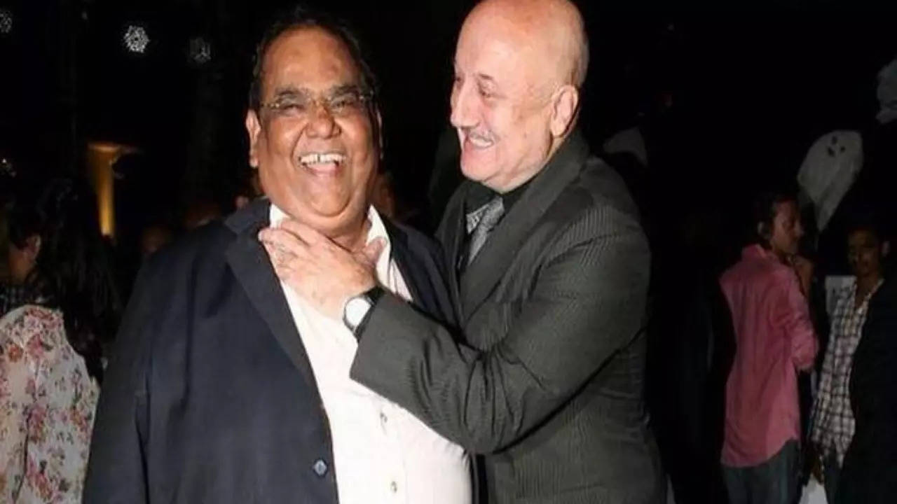 Anupam Kher Digs Out PRICELESS Throwback Pic With Satish Kaushik, Writes 'I Miss You So So Much'