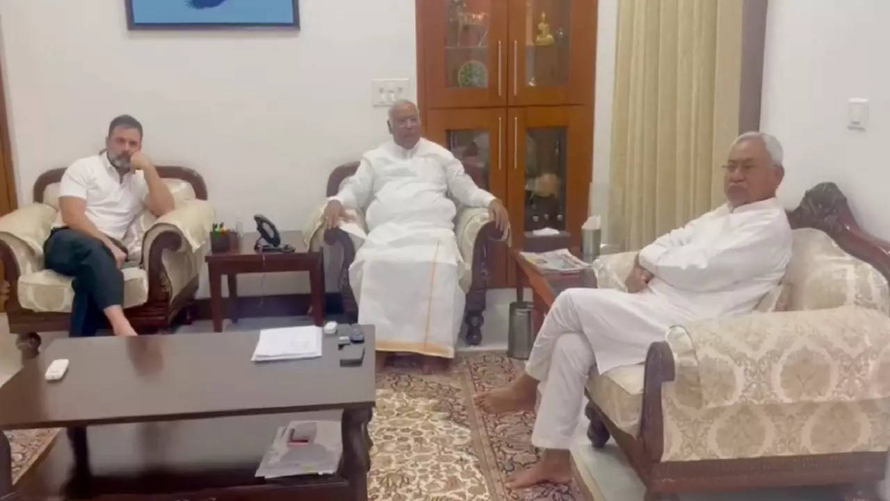 Nitish Meets Kharge, Gandhi