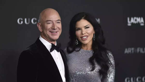 She Said Yes Amazon Founder Jeff Bezos Engaged To Girlfriend Lauren Sanchez After Dreamy 2912