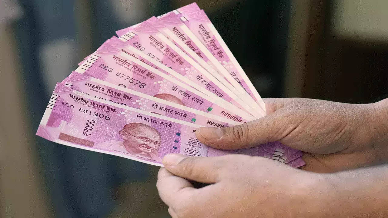 Kolkata petrol pumps see 10-fold hike in use of Rs 2000 Notes Since Withdrawal Announcement