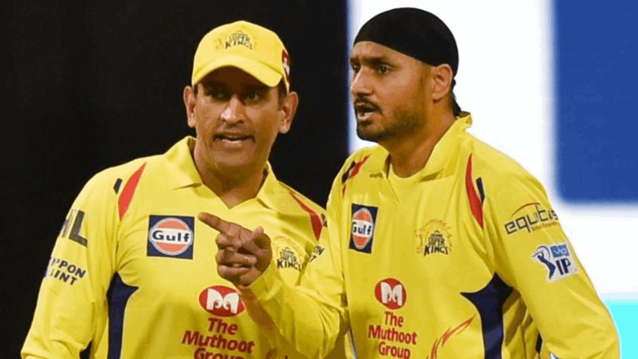 Dhoni harbhajan pit