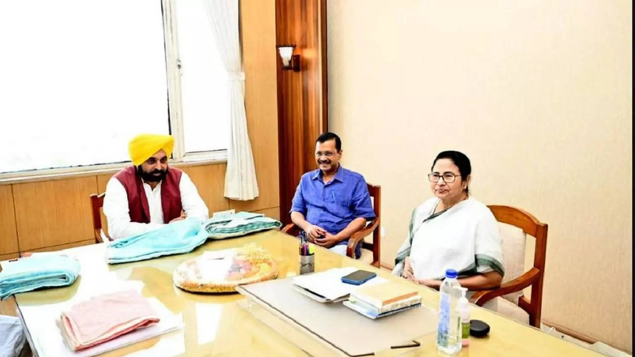 ​Arvind Kejriwal met Mamata Banerjee in Kolkata