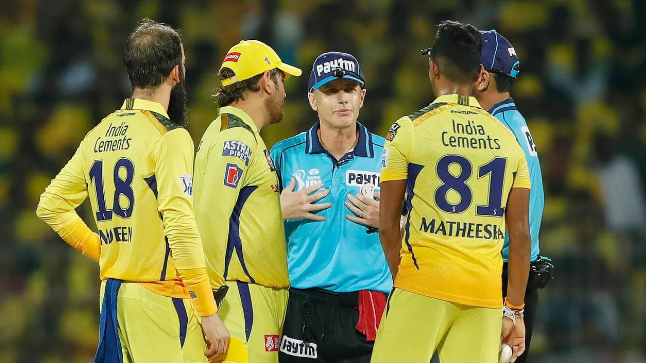 MS Dhoni, umpires