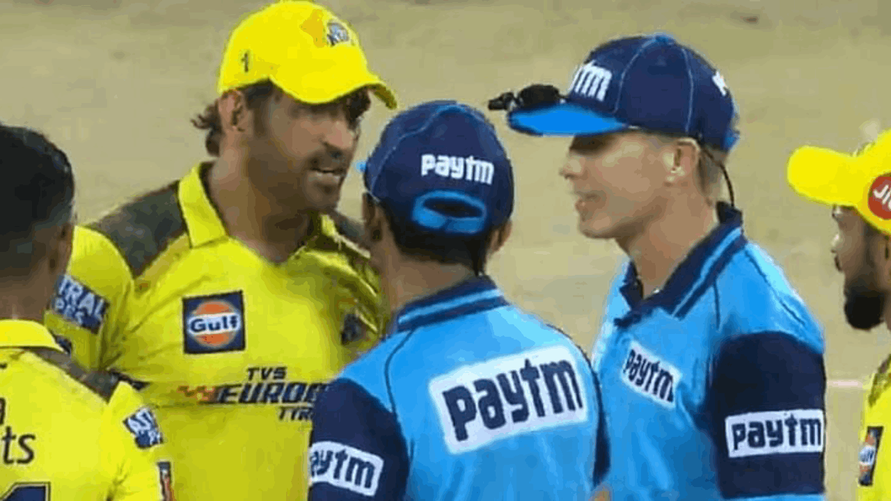 Dhoni umpire