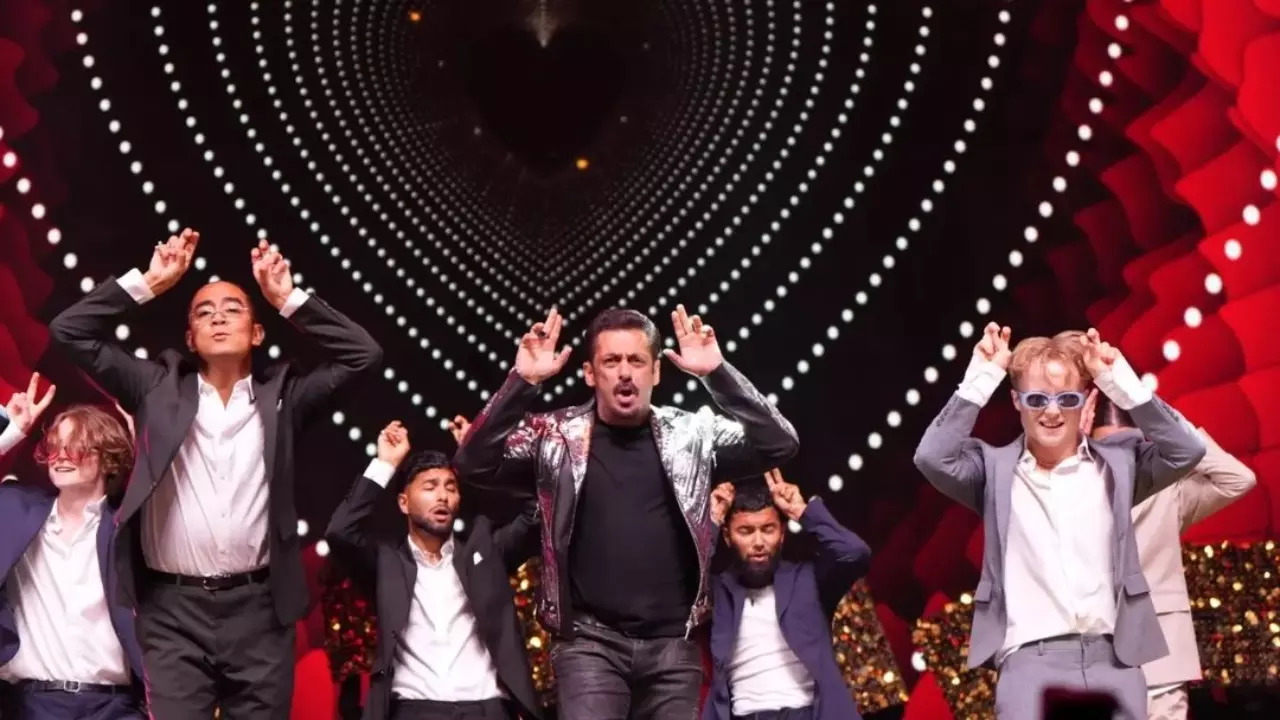 Bhaijaan Is IFFA 2023 Ki Shaan! Salman Khan Gives Seeti Maar Performance On Hit Tracks, Dances With Quick Style