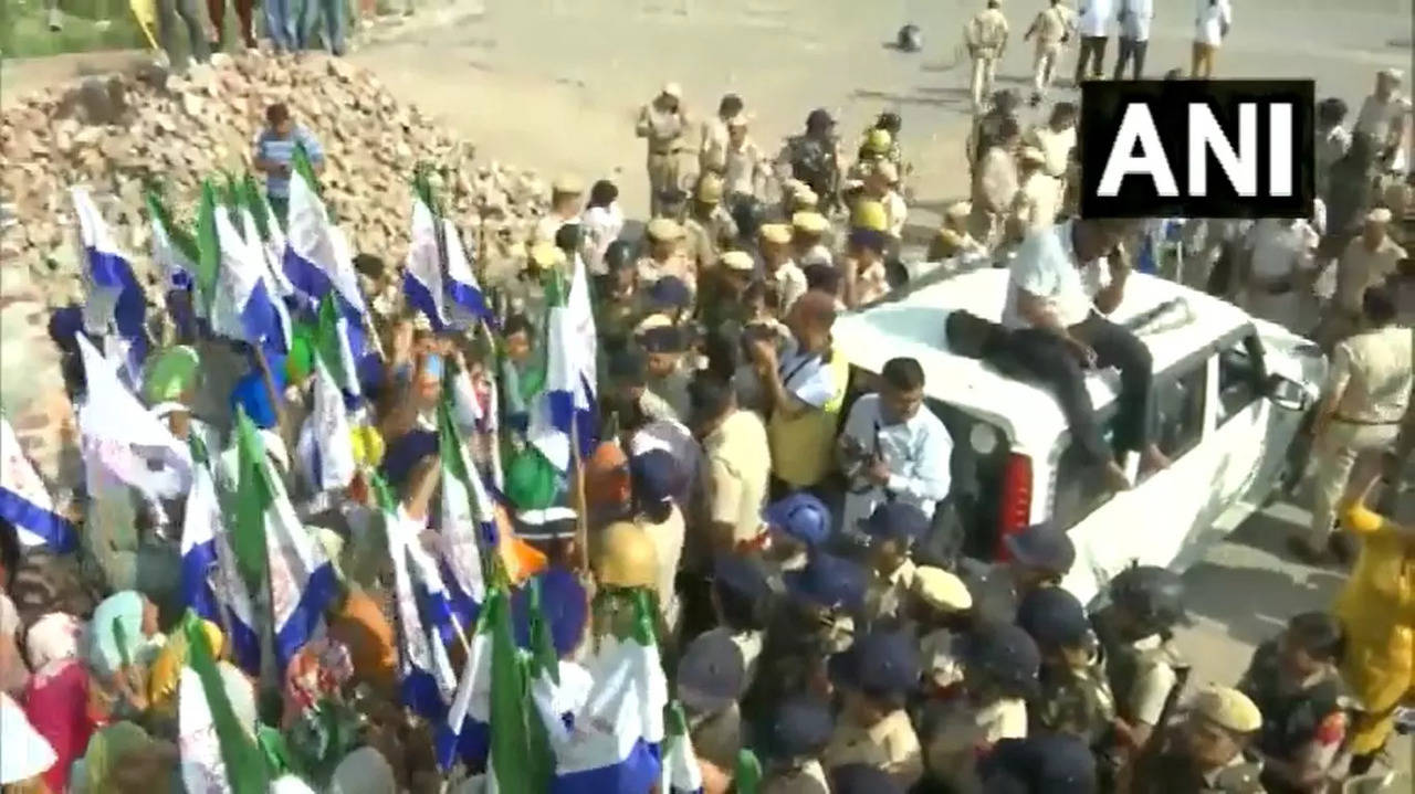 Members of the Punjab Kisan Mazdoor Sangharsh Committee were stopped at the Ambala border