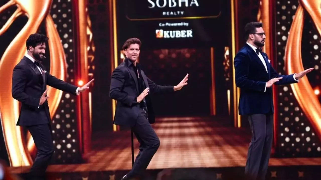 Hrithik Roshan, Vicky Kaushal Burn The Dance Floor As They Groove To ...