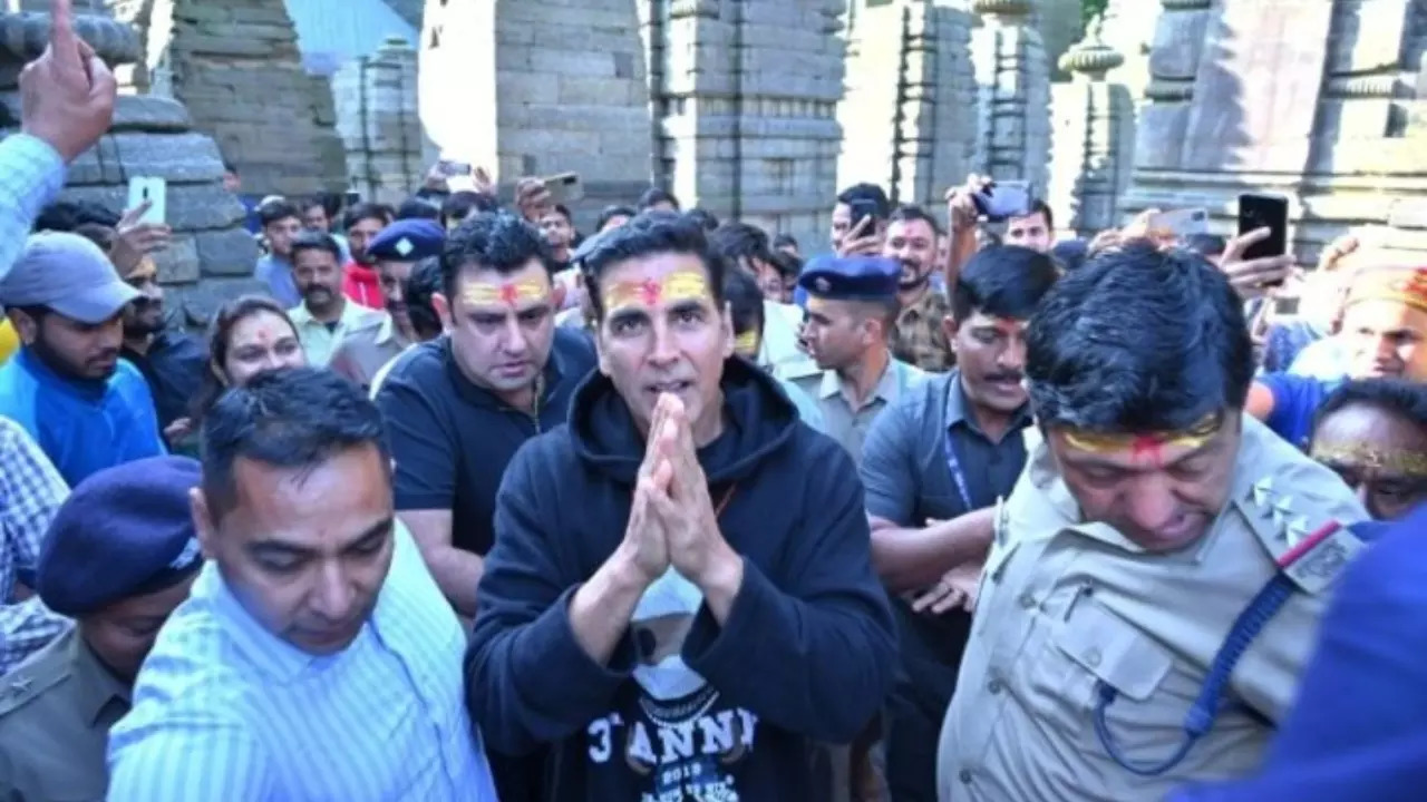 Akshay Kumar visits Badrinath Temple