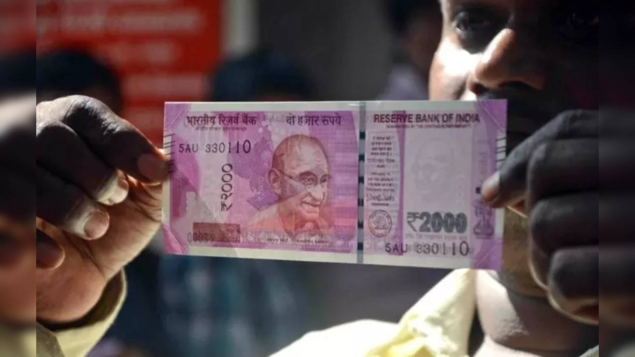 Delhi HC reserves order on PIL against RBI, SBI permitting Rs 2K note exchange without ID proof