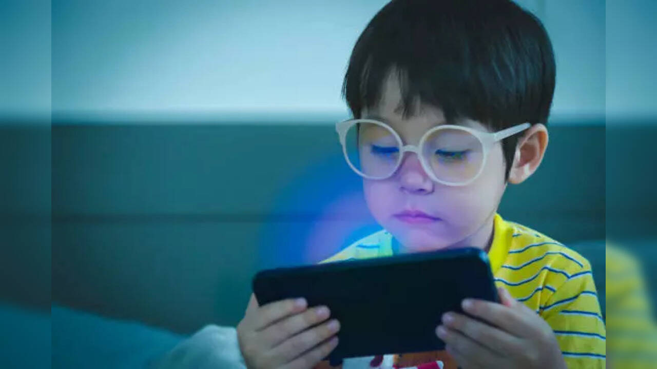 Smartphones Might Give Children Virtual Autism, Doctors Warn Know Its