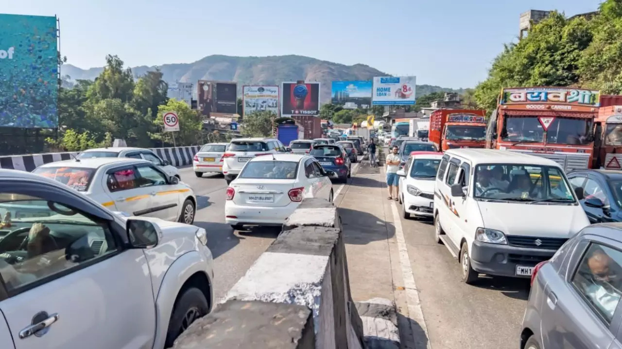 Slow moving traffic on the Mumbai Pune Expressway at Khandala, File Photo.