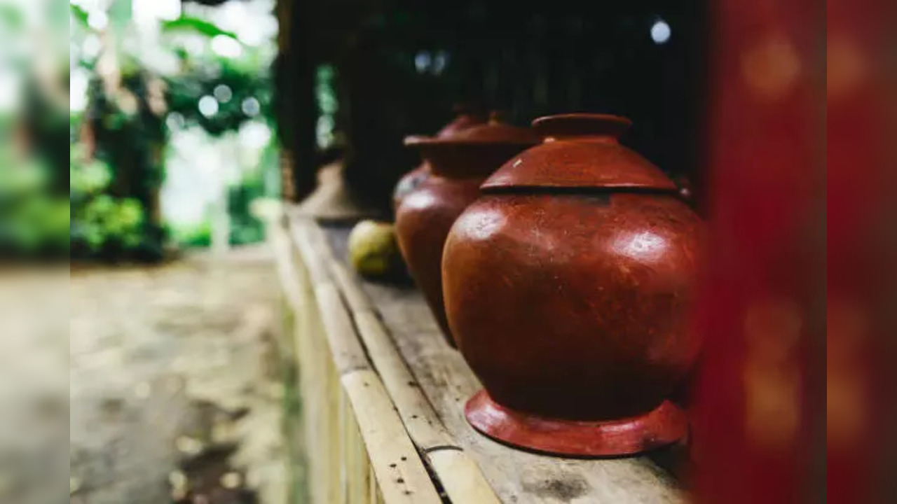 Know how using earthen pots will help you increase your wealth