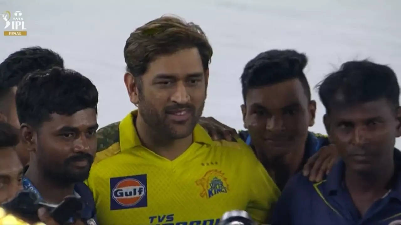 MS Dhoni poses for photo with groundstaff after CSK's win in IPL 2023 final.