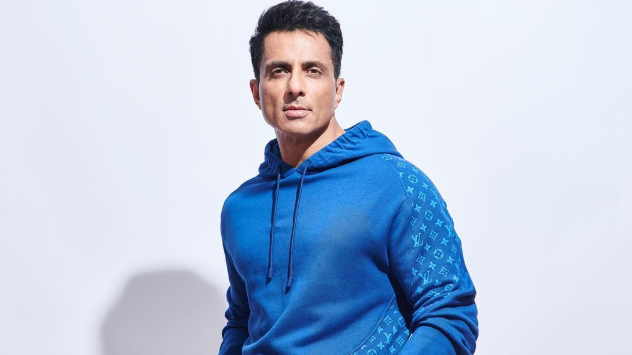 Delhi Brutal Stabbing Case: Sonu Sood Lashes Out At 'Coward' Spectators. Wishes 'Someone Had Guts To Kick The Man'