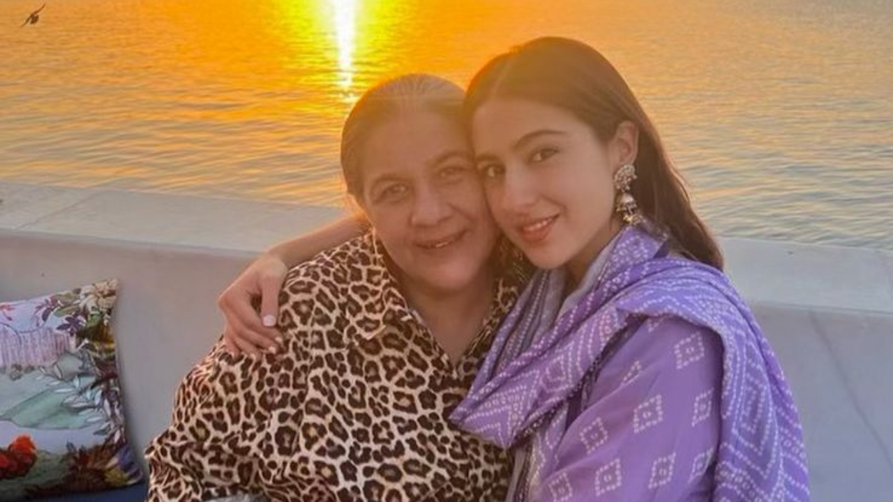 Sara Ali Khan and Amrita Singh.