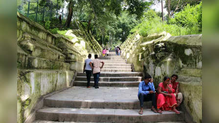 Understand the deeper meaning of sitting on the temple steps