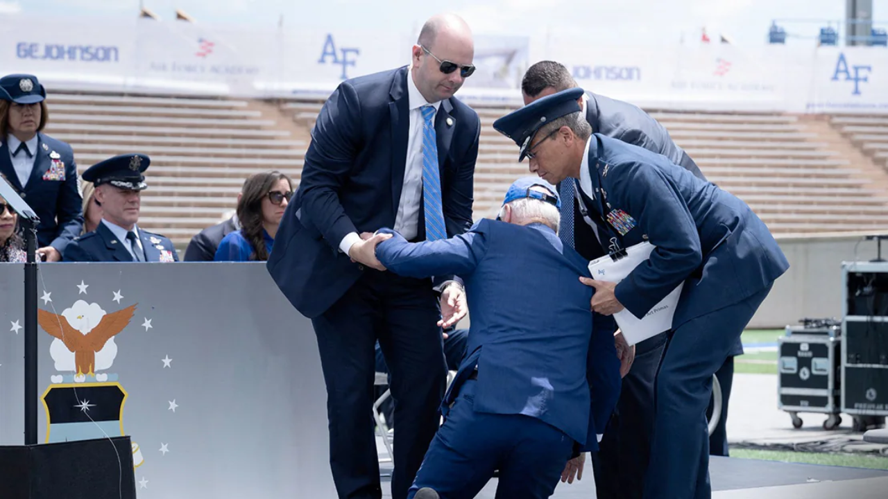 US President Joe Biden fall on stage