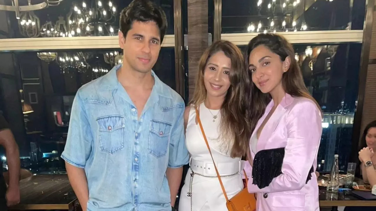 Sidharth Malhotra and Kiara Advani keep it stylish for friday night dinner