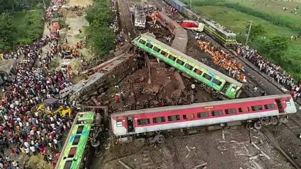 The crash involving Bengaluru-Howrah Superfast Express and Shalimar-Chennai Central Coromandel Express, which were carrying around 2,500 passengers, and a goods train occurred around 7 pm on Friday near the Bahanaga Bazar station in Balasore.