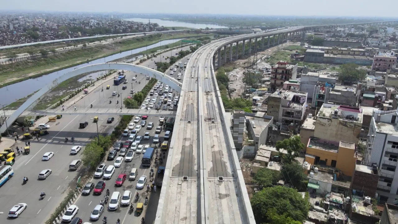 Viaduct connecting Majlis Park & Bhalaswa stations. | Photo: DMRC