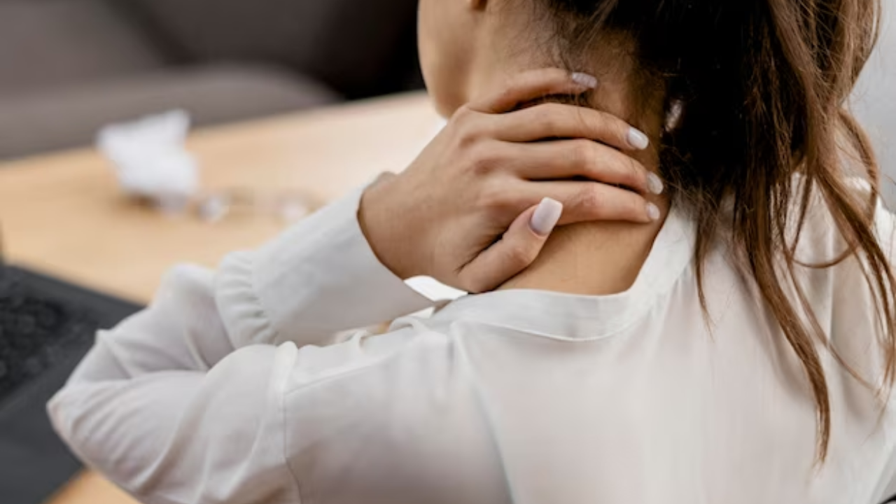 Expert Suggested Ayurvedic Remedies To Get Rid Of Neck Pain At Home