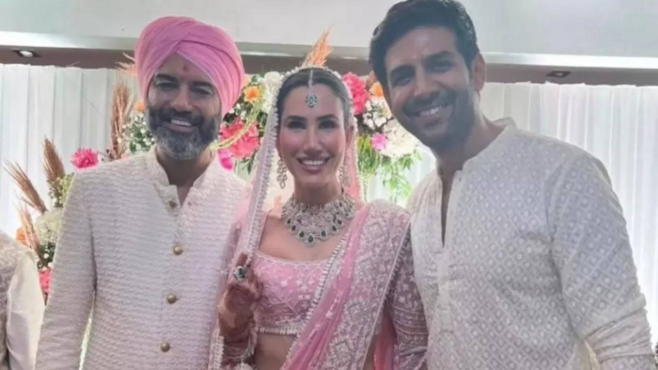 Kartik Aaryan Is All Smiles As He Poses With Sonnalli Seyggal, Ashesh Sajnani. See Inside Pic From Their Wedding