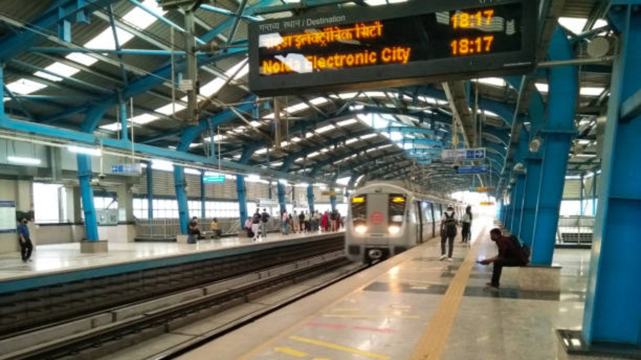 Delhi Metro Viral Video Men Create Chaos By Blocking Doors Dmrc Reacts Delhi News Times Now