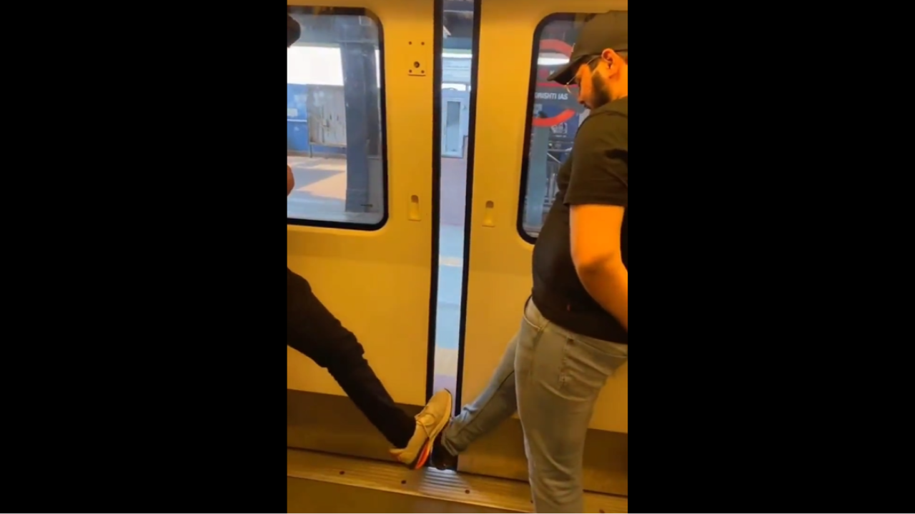 delhi-metro-viral-video-men-stop-delhi-metro-doors-from-closing-using