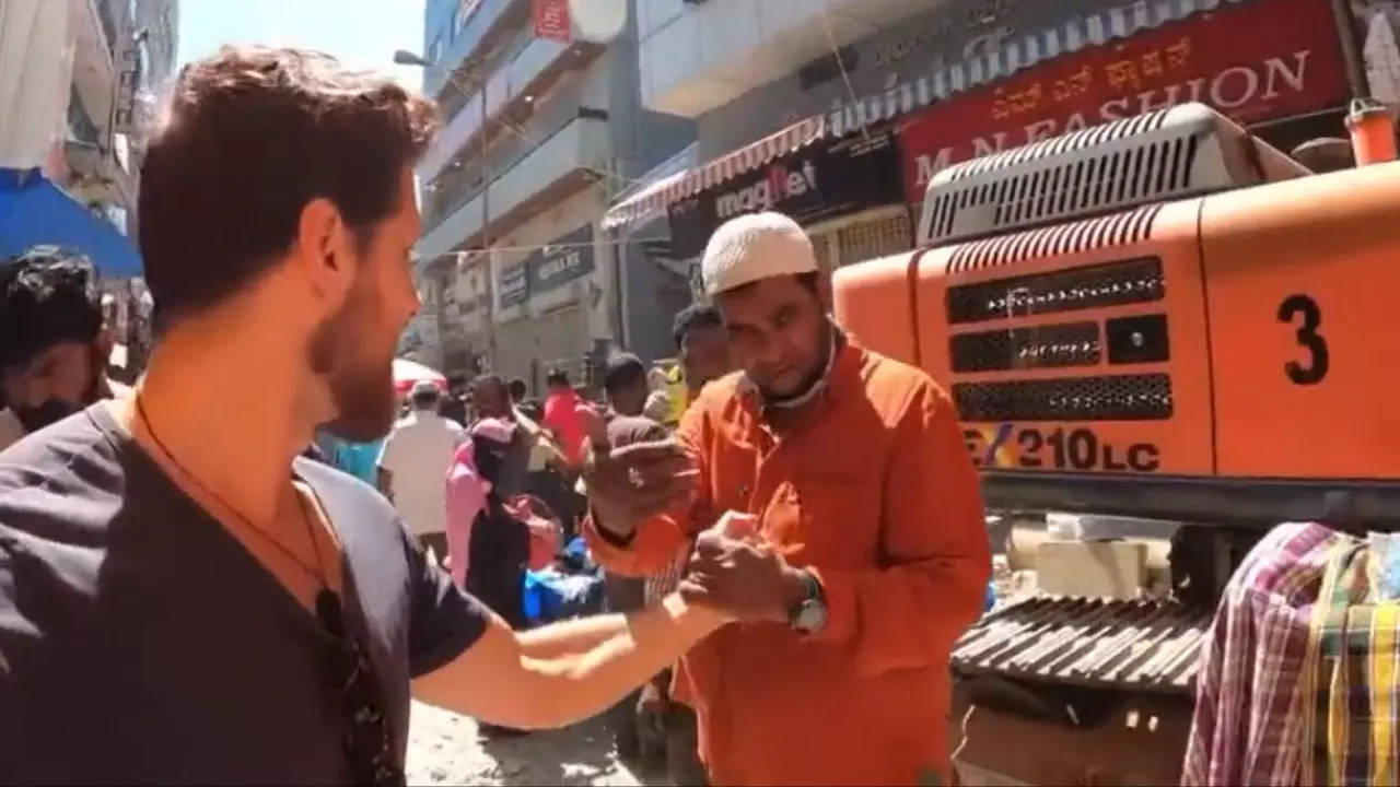 Video: Dutch YouTuber Manhandled by Shopkeeper in Bengaluru’s Chor Bazar