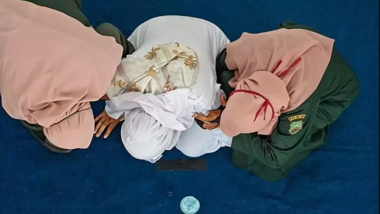 Unmarried Couple Whipped In Public For Being Intimate Inside Parked Car In Pro-Sharia Indonesian Province, Photos Surface Online - Vimarsana News