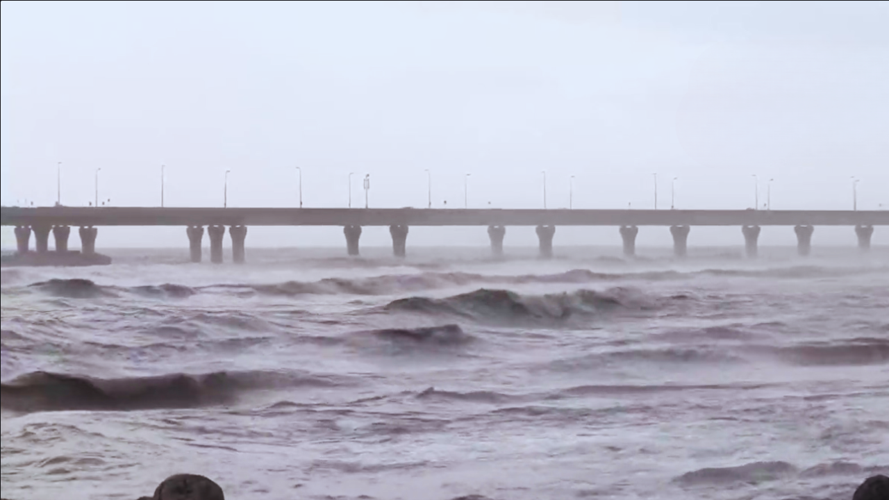 Rough sea in Mumbai.