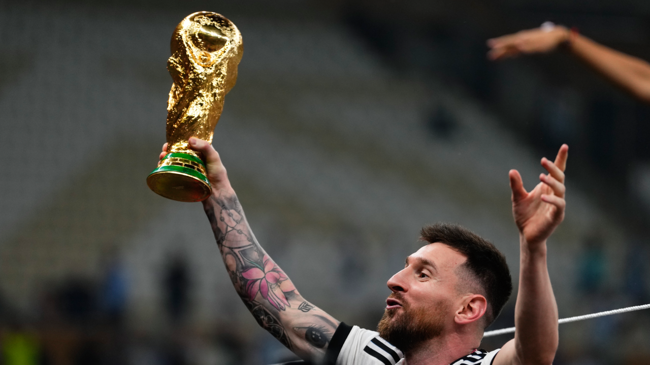 Lionel MEssi WC trophy AP