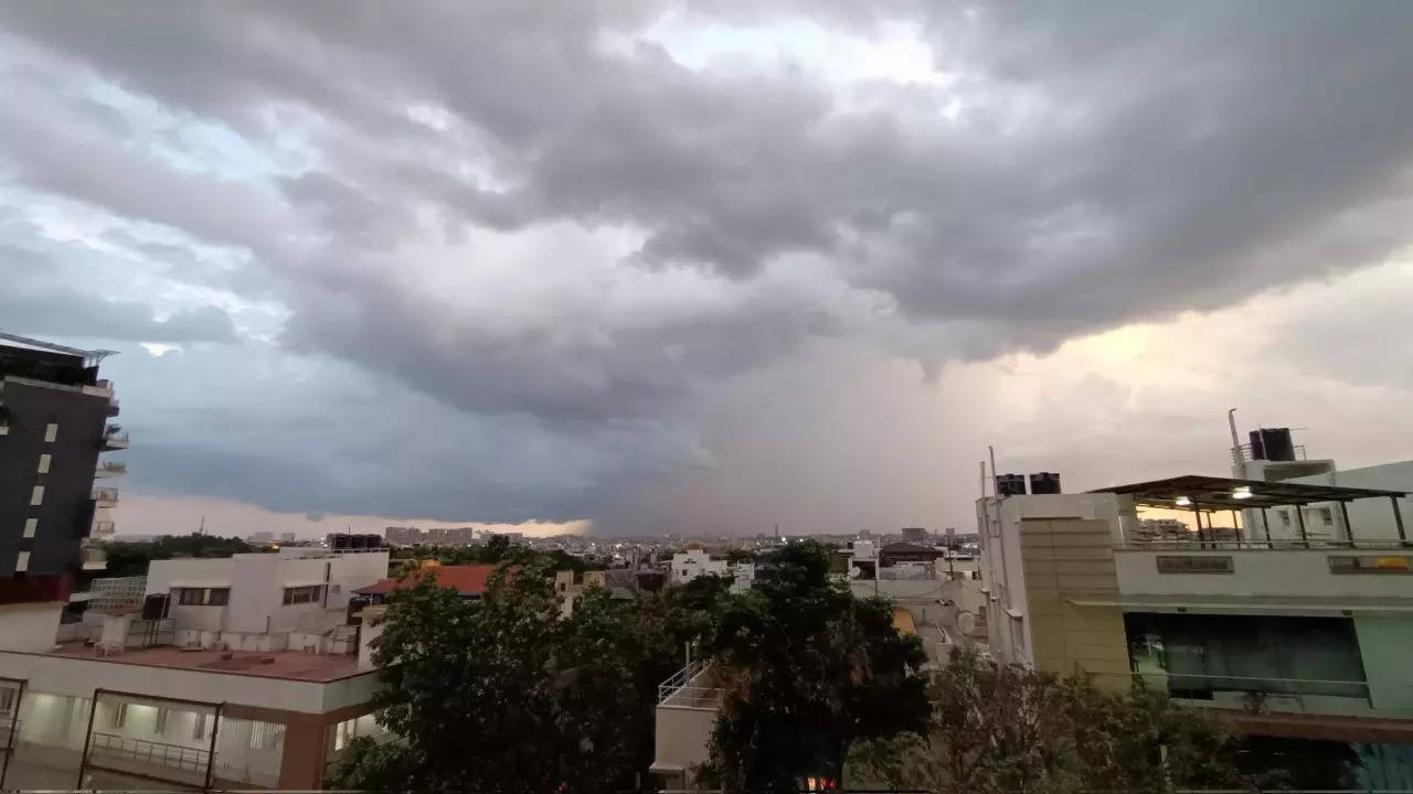 Thundershowers to hit Bengaluru on Thursday as well. | Photo: Twitter/Neeraj_Sharma_