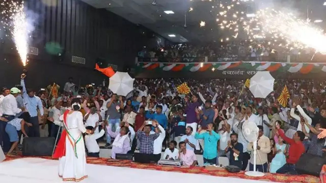 Srushti Sudhir Jagtap gets cheered on during her 127-hour dance marathon, which lasted five days | Image Credit: Guinness World Records