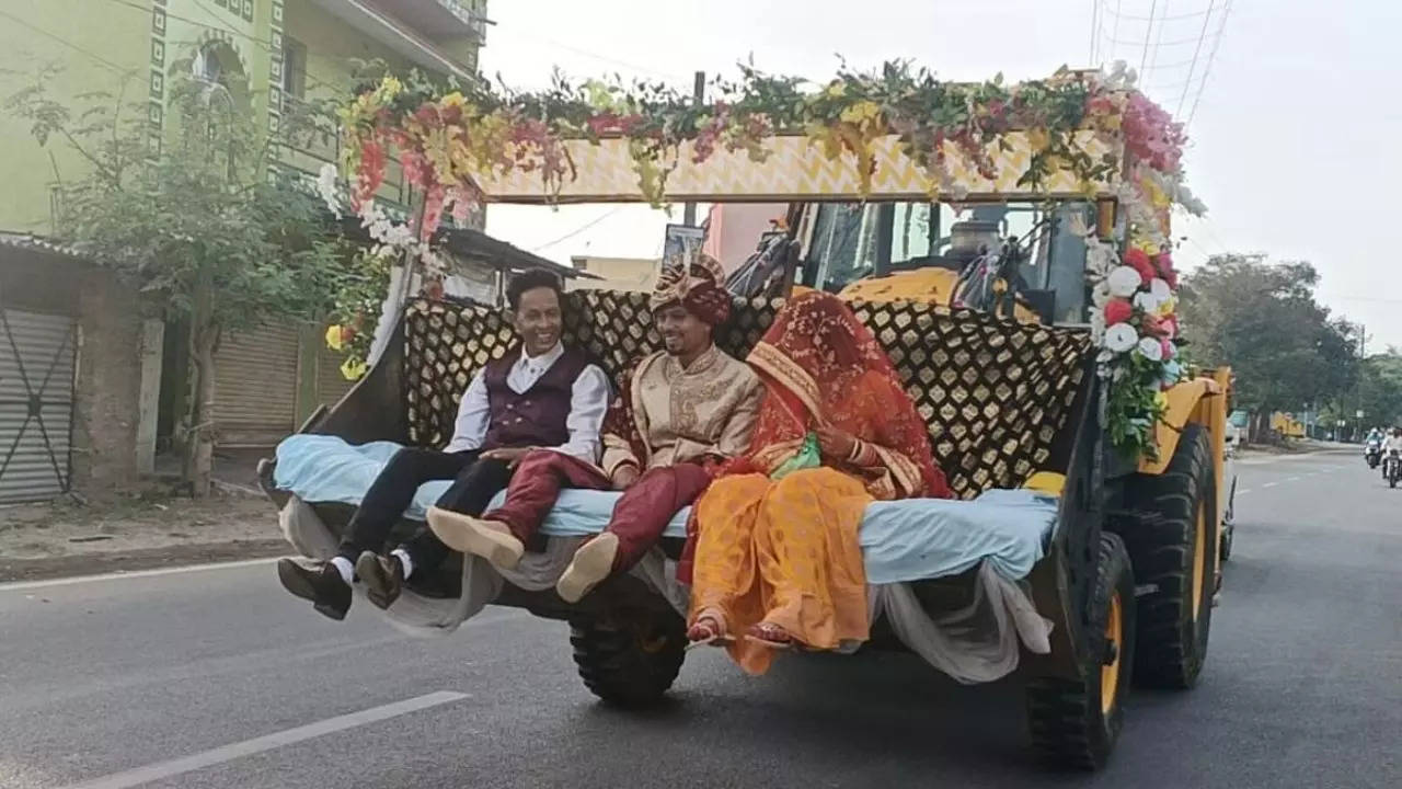 A bride and groom ride a JCB during their wedding-day Baraat in Ranchi, Jharkhand | Courtesy: Prabhat Khabar