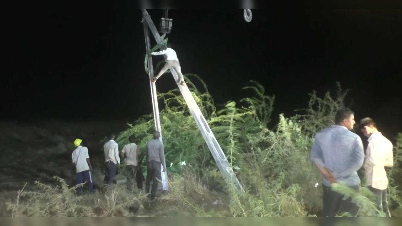 Cyclone Biparjoy: Power Outages In 900 Villages In Gujarat, Over 300 Electric Poles Destroyed | 10 Points