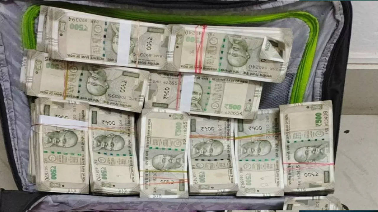 a purse contains rupees 50000 in notes of denominations of rupees 500 and Rs  100 respectively if the total - Brainly.in