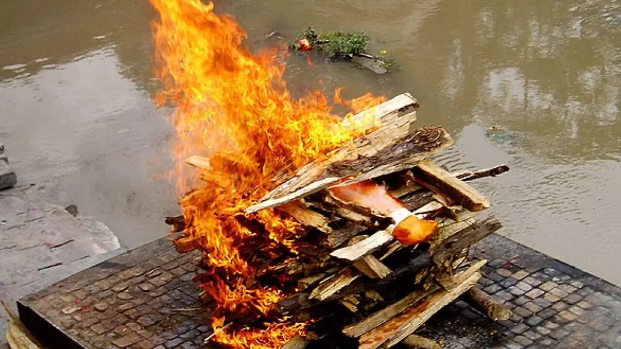 UP Man Conducts His Own Last Rites Following Constant Conflicts With Wife And Kids In Bizarre Incident - Vimarsana News