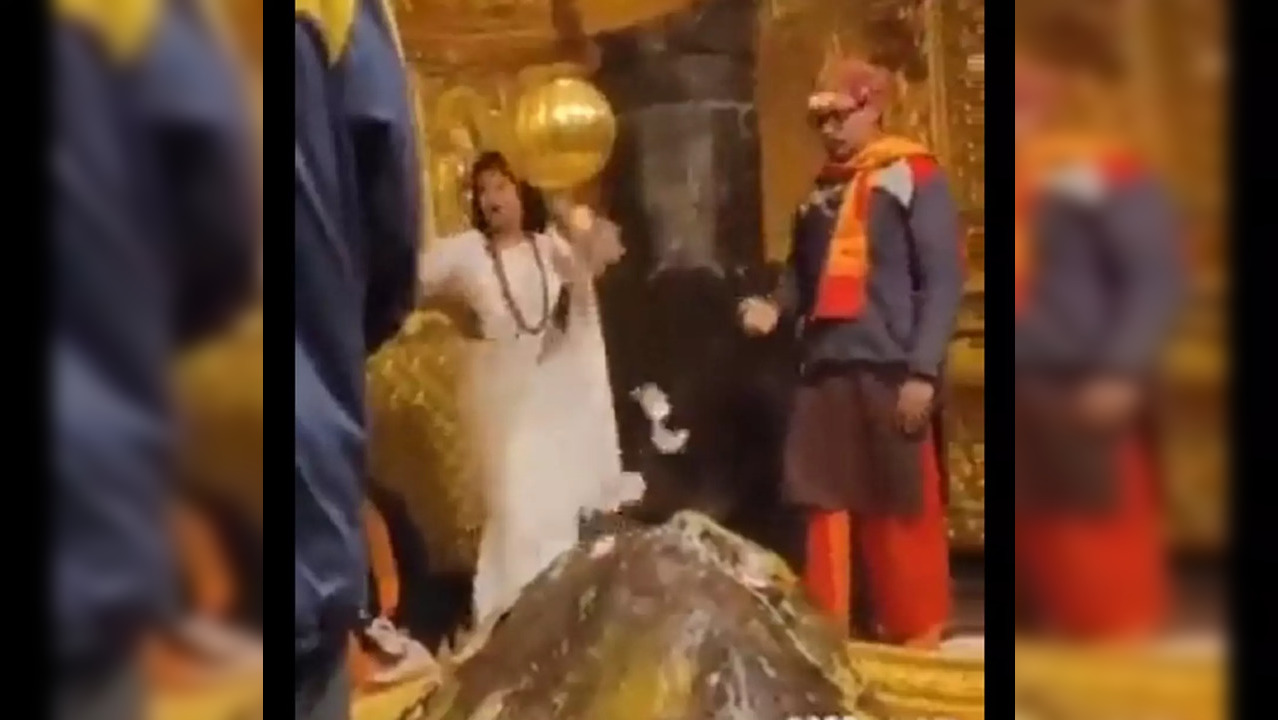 Woman Showers Notes On Shivling Inside Kedarnath