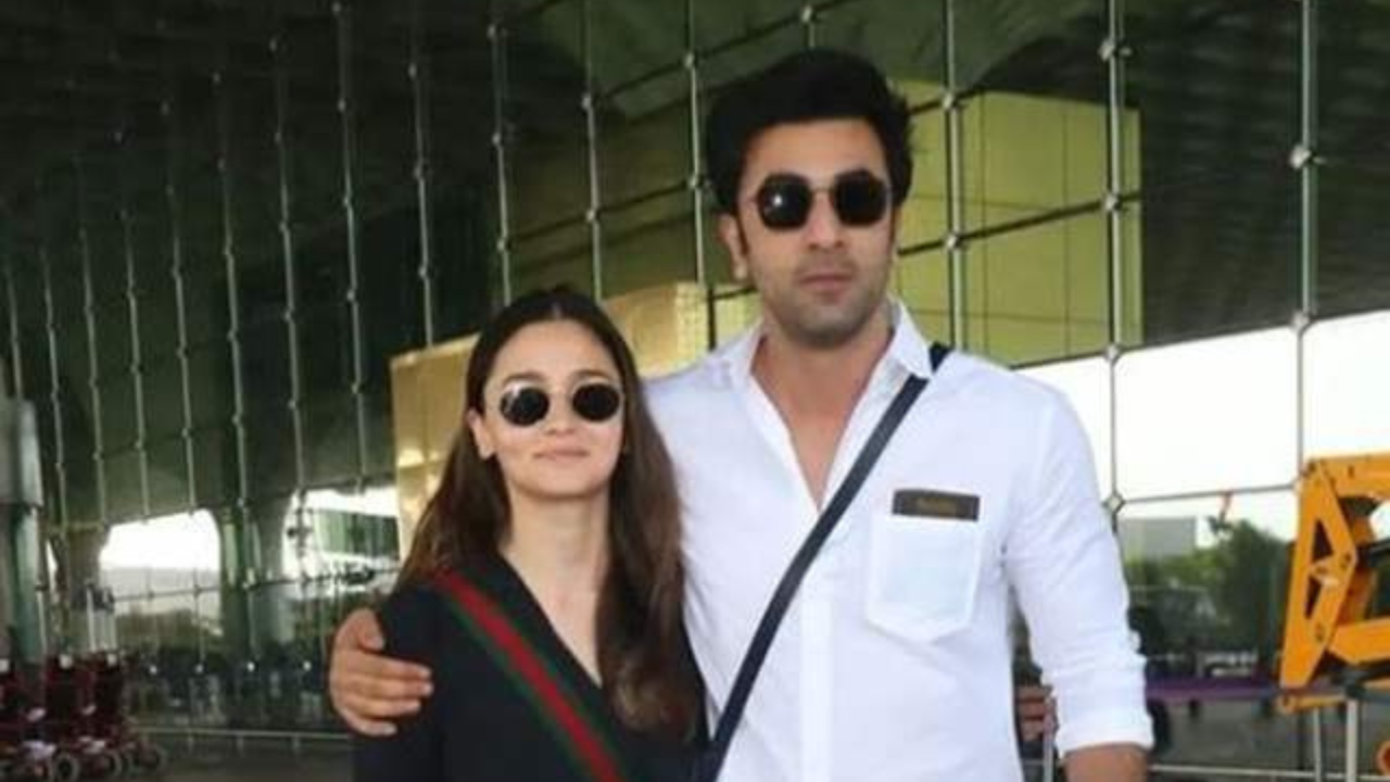 Ranbir Kapoor's New Clean-Shaven Look Loved By Paps. Wifey Alia Asks 'Aur Mera?'