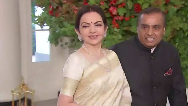 WOW! Nita Ambani Stuns In Ivory Saree As She Attends State Dinner At ...