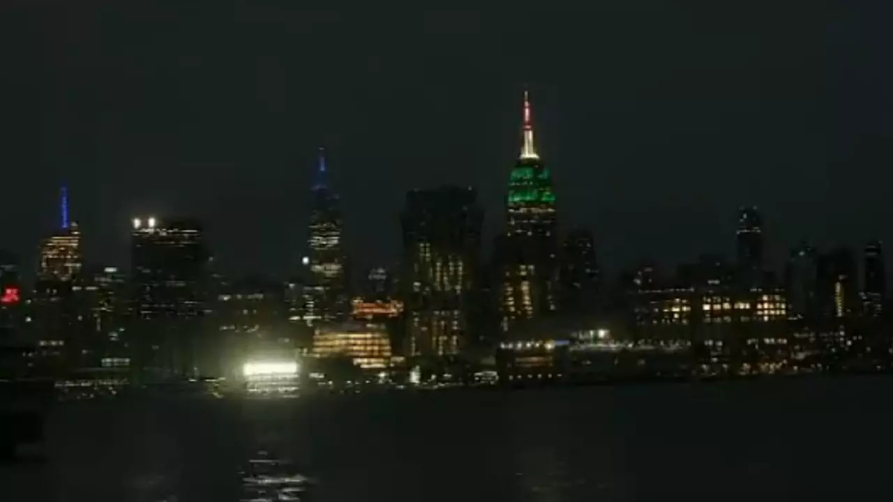 Empire State Building lit up tricour