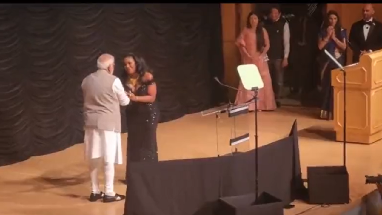 US Singer Mary Millben touches PM Narendra Modi’s Feet After Singing India's National anthem