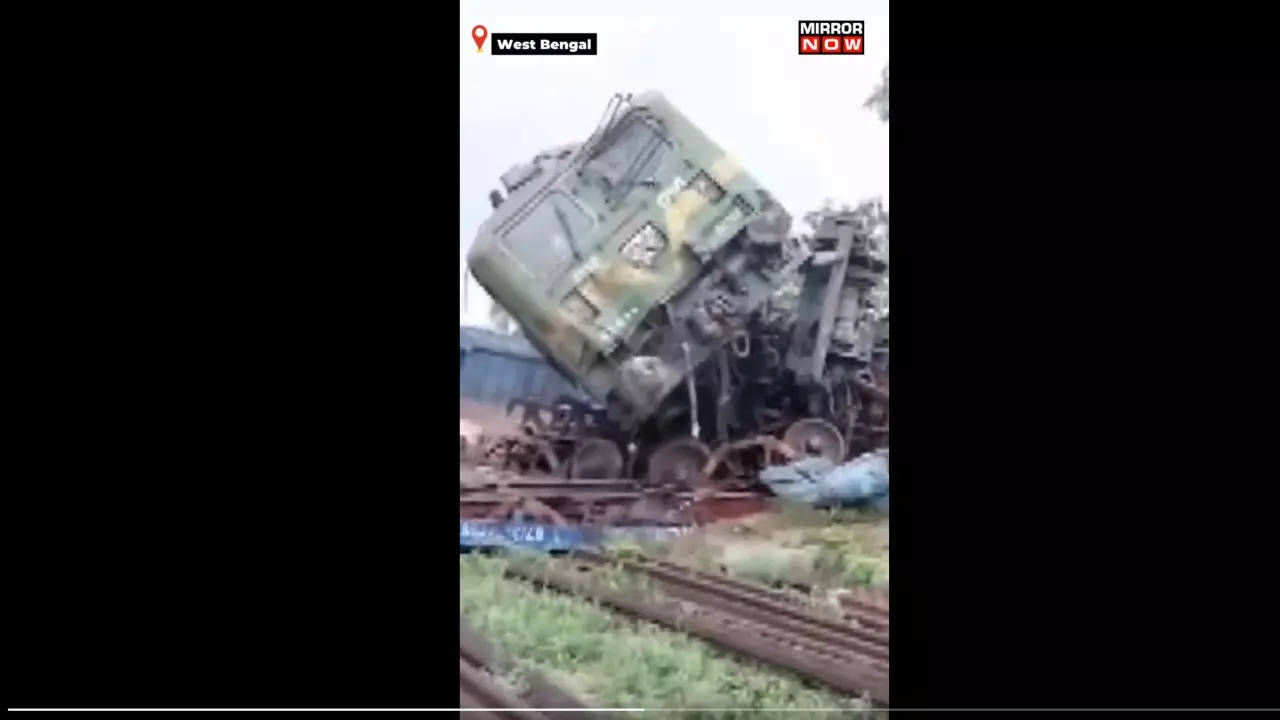 Viral Video How derailed trains are re derailed Watch Viral Video- Viral  Video: पटरी से उतर गई ट्रेन, दोबारा ट्रैक पर चढ़ाने का तरीका देख दंग रह  जाएंगे